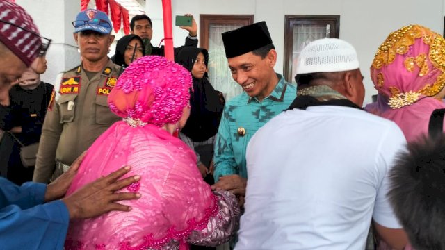 Bupati Wakatobi, H. Haliana, saat merima 83 rombongan jamaah haji, Sabtu (29/07/2023). (Foto: Gayus Irawadi / Republiknews.co.id)