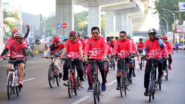 Kakanwil Kemenkumham Sulsel Liberti Sitinjak saat ikut meramaikan Sepeda Santai dalam rangka memeriahkan HUT Kemenkumham RI ke-78. (Dok. Humas Kanwil Kemenkumham Sulsel)