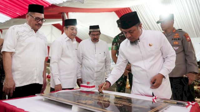 Gubernur Sulsel Andi Sudirman Sulaiman, menandatangani Prasasti saat Peresmian Ponpes Tahfidzul Qur’an Ibrahim, Kabupaten Sidrap, Sabtu (29/07/2023). (Istimewa)