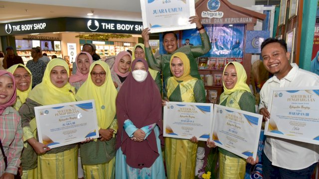 Ketua TP PKK Sulsel Naoemi Octarina, menyerahkan hadiah Hari Kesatuan Gerak, Minggu (30/07/2023). (Istimewa)