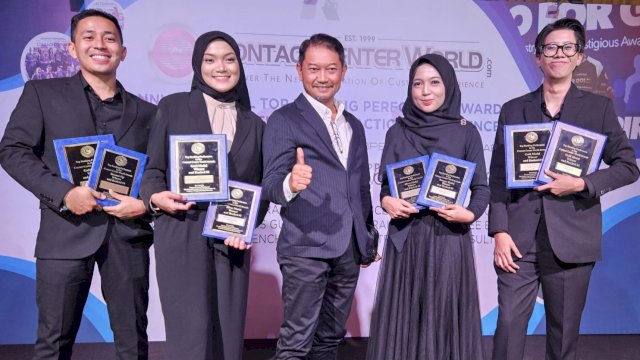 Contact Center PLN 123 berhasil meraih 8 penghargaan pada ajang GCCWA 2023 Asia Pacific. Kiri ke kanan: Jingga Wahyu Buana, Rizka Wahyuningsih, Tony Bellamy (Executive Vice President Penjualan, Pelayanan Pelanggan, dan Retail PLN), Tessa Kurnia Putri, dan Natassya Amalia Anza. (Istimewa)