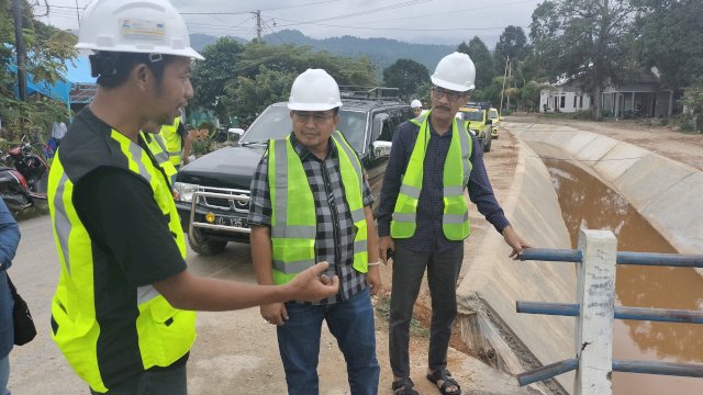 Anggota DPR RI Komisi V, Muhammad Fauzi (tengah) saat meninjau pengerjaan rehabilitasi saluran induk suplesi Kanjiro. Rabu (19/07/2023)