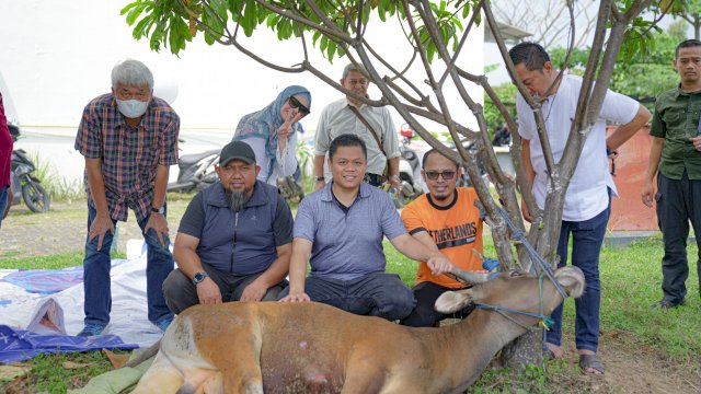 Pengusaha pendiri Yasika Grup serta Direktur Perseroda Sulsel, Yasir Machmud melaksanakan program kurban 7 ekor sapi pada momen Hari Raya Idul Adha 1444 H. (Foto: Istimewa)