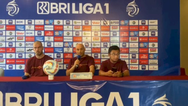 Pelatih PSM Makassar, Bernardo Tavares (tengah) saat sesi jumpa pers jelang laga PSM vs Persija Jakarta, Minggu (2/7/2023). (Foto: Istimewa)