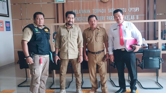 Ket : UPT Pengawasan Ketenagakerjaan dan K3 Wilayah I Disnakertrans Provinsi Sulsel saat berada di Pengadilan Negeri Parepare menunggu Putusan Pengadilan terhadap Perusahaan yang melanggar Aturan ketanagakerjaan (Foto : Mulyadi Ma'ruf / Republiknews.co.id)