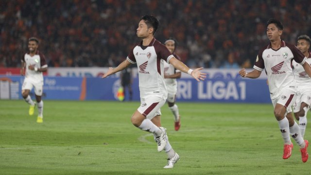 Pemain PSM Makassar, Kenzo Nambu melakukan selebrasi usai mencetak gol di laga versus Persija Jakarta di Stadion Gelora Bung Karno Senayan, Jakarta, Senin (3/7/2023) malam. (Foto: Official Photographer PSM Makassar)