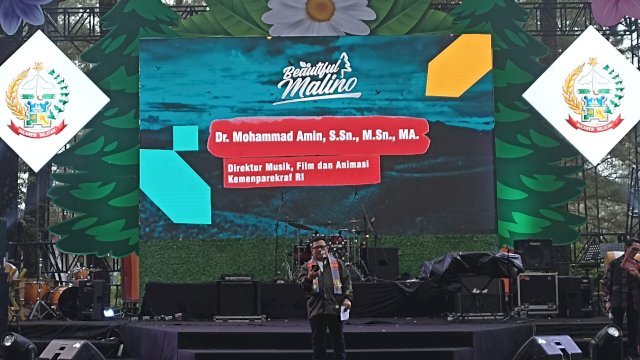 Direktur Musik, Film dan Animasi Kemenparekraf RI Mohammad Amin saat hadir menyaksikan kemeriahan Beautiful Malino 2023, di Hutan Pinus Malino, Kecamatan Tinggimoncong, kemarin. (Chaerani/Republiknews.co.id)