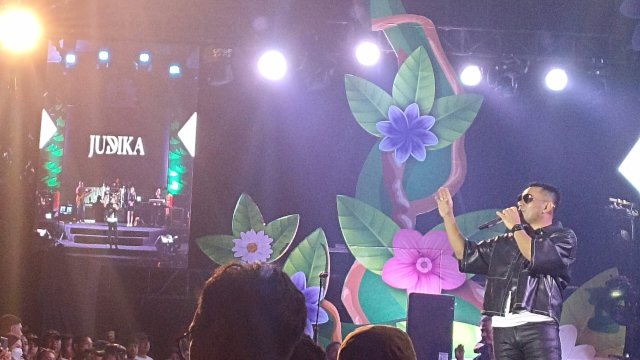 Penyanyi Judika saat tampil di Music and Fast Beautiful Malino 2023, di Hutan Pinus Malino, Kecamatan Tinggimoncong yang berhasil dipadati ribuan pengunjung, Jumat, (14/07/2023). (Dok. Chaerani/Republiknews.co.id)