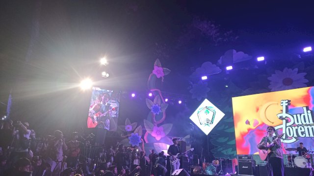 Budi Doremi saat tampil pada Music Art and Fast Beautiful Malino 2023 di Hutan Pinus Malino, Kota Malino, Tinggimoncong, Sabtu, 15 Juli 2023 malam kemarin. (Chaerani/Republiknews.co.id)