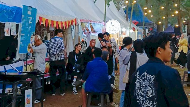 Suasana pengunjung Festival Kuliner Beautiful Malino 2023 yang berlangsung di Landmark Kota Bunga. (Chaerani/Republiknews.co.id)