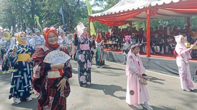 Rombongan Diskominfo-SP Kabupaten Gowa saat mengikuti parade Festival Karnaval Beautiful Malino 2023, Sabtu, 15 Juli 2024. (Chaerani/Republiknews.co.id)