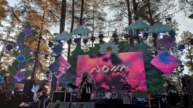Penampilan Pusakata di sela-sela penutupan Beautiful Malino 2023 dengan tema "Happiness" di Hutan Pinus Malino, Kecamatan Tinggimoncong, Minggu, (16/07) berhasil membawa penonton menikmati keindahan Kota Malino lewat lagu-lagunya. (Chaerani/Republiknews.co.id)