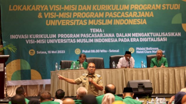 Wali Kota Makassar, Moh Ramdhan Pomanto menjadi pemateri dalam Lokakarya Visi-misi dan Kurikulum Program Pascasarjana UMI di Hotel Claro, Selasa, (16/5/2023). (Foto: Istimewa)