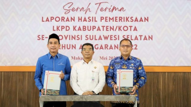 Prosesi penerimaan penghargaan Opini WTP yang diraih Pemkot Makassar atas LKPD TA 2022, Rabu (17/5/2023). (Foto: Istimewa)