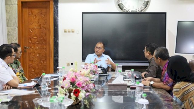 Kepanitiaan MIF 2023 saat rapat bersama Wali Kota Makassar Moh Ramdhan Pomanto di Jalan Amirullah, Rabu (17/5/2023) malam. (Foto: Istimewa)