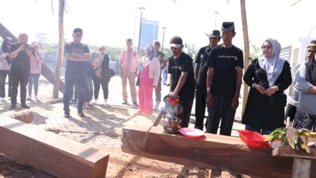 Wali Kota Makassar, Moh Ramdhan Pomanto memantau progres pembuatan Kapal Pinisi di Kawasan Center Point of Indonesia (CPI), Kamis (18/5/2023). (Foto: Istimewa)