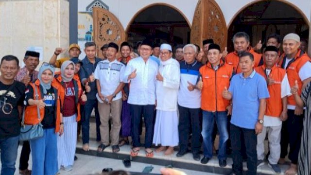 Wali Kota Makassar, Moh Ramdhan Pomanto bersilaturahmi dengan jemaah Masjid Raya Belopa, Jumat (19/5/2023). (Foto: Istimewa)