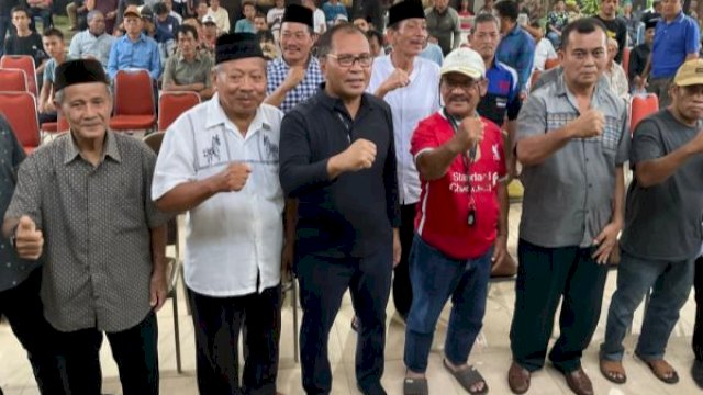Ratusan warga Sabbang, Kabupaten Luwu Utara menyambut kedatangan Ketua IKA Unhas Sulsel, Moh Ramdhan Pomanto, Jumat (19/5/2023). (Foto: Istimewa)
