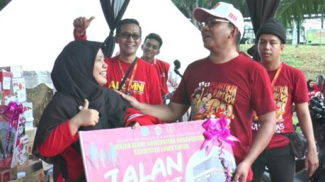 Puluhan ribu keluarga besar IKA Unhas Luwu Timur memeriahkan gerak jalan santai, Sabtu (20/5/2023). (Foto: Istimewa)