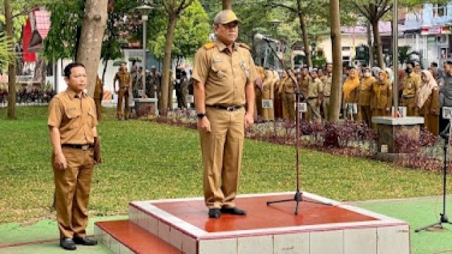 Asisten III Bidang Administrasi Umum Kota Makassar, Mario Said saat menjadi pemimpin upacara Peringatan Harkitnas ke-115 di Halaman Kantor Balai Kota, Jalan Ahmad Yani, Senin (22/5/2023). (Foto: Istimewa)