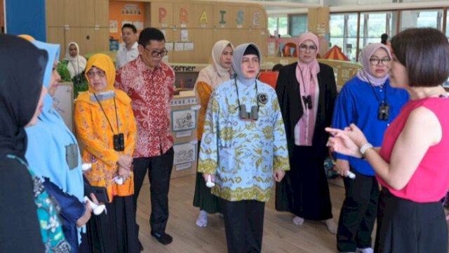 Ketua TP PKK Kota Makassar, Indira Yusuf Ismail didampingi Kepala Dinas Pendidikan Kota Makassar, Muhyiddin menyambangi My First School, Singapura, Rabu (24/5/2023). (Foto: Istimewa)