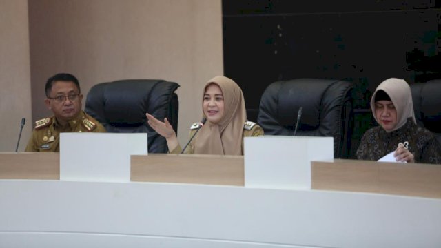 Wakil Wali Kota Makassar, Fatmawati Rusdi bersama Ketua TP PKK Kota Makassar Indira Yusuf Ismail memimpin rapat persiapan Rakernas APEKSI di Balai Kota Makassar, Senin (29/5/2023). (Foto: Istimewa)