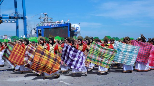 Penampilan tari kolosal yang dibawakan 500 penari persembahan Pemkot Makassar dalam pembukaan MNEK di Pelabuhan Soekarno-Hatta, Senin (5/6/2023). (Foto: Istimewa)