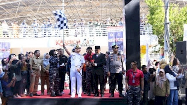 Wali Kota Makassar, Moh Ramdhan Pomanto bersama Danlantamal VI Brigadir Jenderal TNI Amir Kasman melepas peserta City Parade MNEK 2023 di titik start Jalan Ahmad Yani, Selasa (6/6/2023). (Foto: Istimewa)