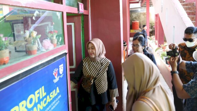 Wakil Wali Kota Makassar, Fatmawati Rusdi melakukan peninjauan kondisi Sekolah Dasar Negeri di empat kecamatan sekaligus, Kamis (8/6/2023). (Foto: Istimewa)