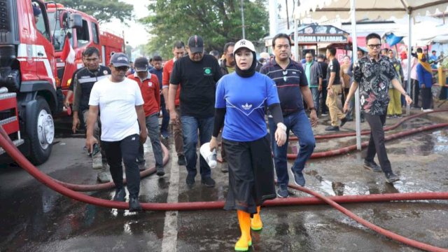 Wakil Wali Kota Makassar, Fatmawati Rusdi turun langsung dalam aksi kegiatan bersih-bersih di Pasar Pabaeng-baeng, Jumat (9/6/2023). (Foto: Istimewa)
