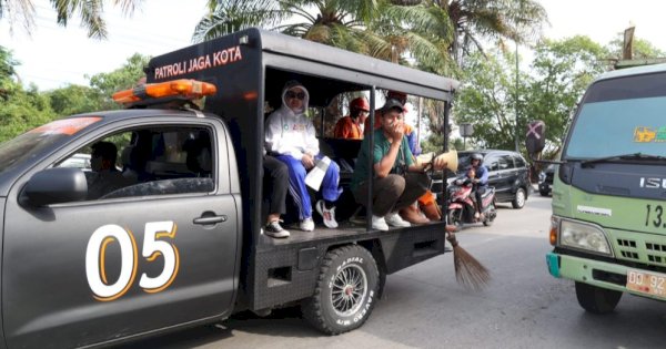 Gunakan Mobil Patroli, Fatmawati Rusdi Pantau Gerakan Bersih Taman Kota