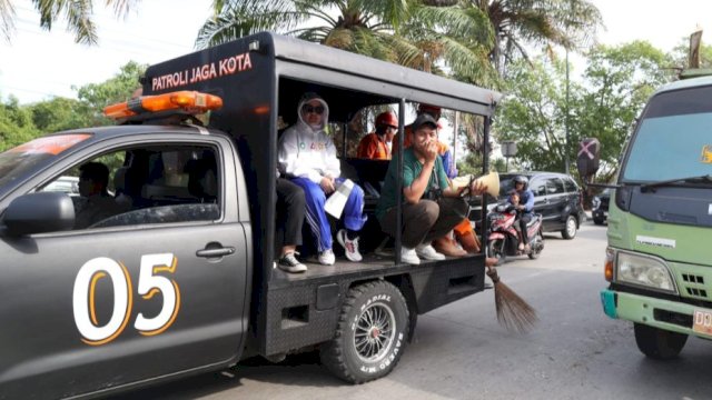 Wakil Wali Kota Makassar, Fatmawati Rusdi memantau gerakan bersih taman kota di sepanjang jalan poros Metro Tanjung Bunga, Sabtu (10/6/2023). (Foto: Istimewa)