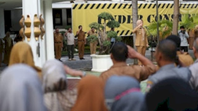 Wakil Wali Kota Makassar, Fatmawati Rusdi memimpin apel pagi di halaman kantor Balai Kota Makassar, Senin (12/6/2023). (Foto: Istimewa)