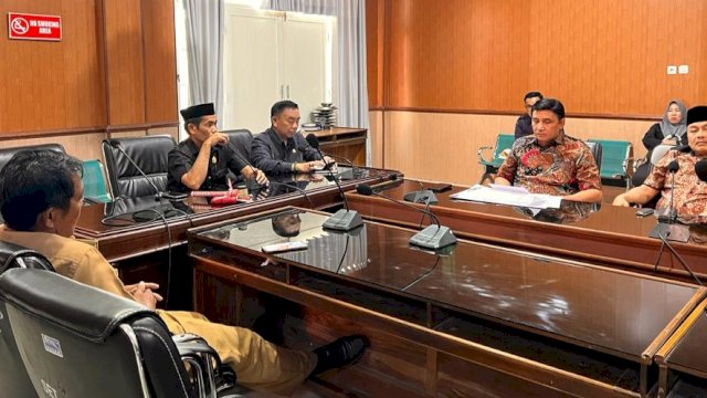Pimpinan dan anggota Bapemperda DPRD Provinsi Sulawesi Selatan melakukan kunjungan kerja ke DPRD Kabupaten Jeneponto, Senin (24/7/2023). (Foto: Istimewa)