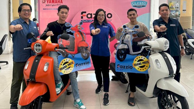 Perwakilan promosi Yamaha Indonesia teritory VII, Delma dan Sintya Conarta dari pihak PT SJAM menyerahkan hadiah 2 unit Yamaha Fazzio kepada para pemenang event Yamaha Day 2023. (Foto: Istimewa)