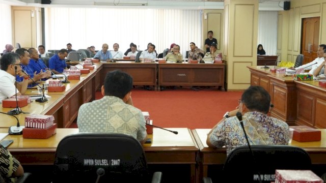 Suasana RDP yang digelar DPRD Sulawesi Selatan bersama Asosiasi Jasa Konstruksi di Kantor DPRD Sulsel, Jalan Urip Sumoharjo, Makassar, Kamis (27/7/2023). (Foto: Istimewa)