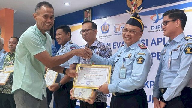 Ket : Kepala Lapas IIA Parepare, Totok Budiyanto saat menerima piagam penghargaan dari Kepala KPPN (Istimewa)