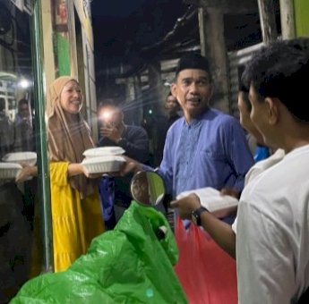 Kembali Gerebek Sahur, Rudianto Lallo Bagikan Makanan di Lorong Tamamaung