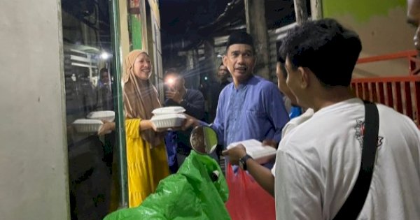 Kembali Gerebek Sahur, Rudianto Lallo Bagikan Makanan di Lorong Tamamaung