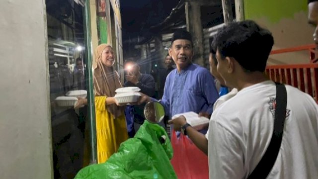 Ketua DPRD Makassar, Rudianto Lallo melakukan gerebek sahur di Jalan Andi Pangeran Petarani III, Kelurahan Tamamaung, Kecamatan Pannakukang Makassar, Minggu (2/4/2023). (Foto: Istimewa)