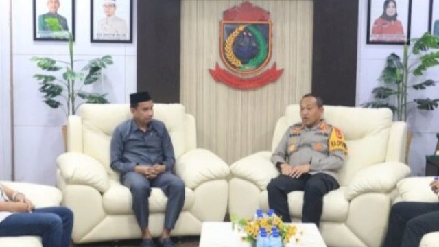 Pimpinan DPRD Makassar menerima kunjungan silaturahmi Kapolrestabes Makassar, Kombes Mokhamad Ngajib di Ruang Ketua DPRD Kota Makassar, Selasa (18/4/2023). (Foto: Istimewa)