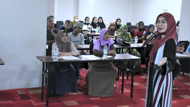 Anggota DPRD Makassar, Budi Hastuti menggelar sosialisasi Perda Nomor 5 tahun 2018 tentang Perlindungan Anak di Hotel Royal Bay Makassar, Rabu (5/4/2023). (Foto: Istimewa)