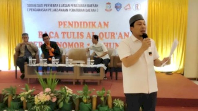 Anggota DPRD Makassar, Anwar Faruq menggelar sosialisasi peraturan daerah (perda) Nomor 1 Tahun 2012 tentang Pendidikan Baca Tulis Alquran di Hotel Grand Asia, Sabtu (8/4/2023). (Foto: Istimewa)