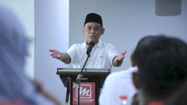 Anggota DPRD Makassar, Rachmat Taqwa Quraisy saat menyosialisasikan Perda Nomor 9 Tahun 2016 tentang Perlindungan dan Pengelolaan Lingkungan Hidup di Grand Maleo Hotel, Makassar, Rabu (3/5/2023). (Foto: Istimewa)