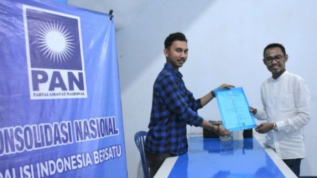 Anggota DPRD Makassar, Sahruddin Said saat mengembalikan berkas bakal calon legislatif di Kantor PAN Makassar, Jl Abdullah Dg Sirua, Rabu (10/5/2023). (Foto: Istimewa)