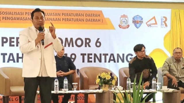 Anggota DPRD Makassar, Anwar Faruq saat menyosialisasikan Perda Kepemudaan di Hotal Grand Asia, Jl Boulevard, Makassar, Sabtu (13/5/2023). (Foto: Istimewa)