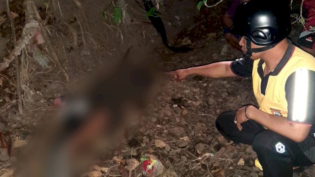 Unit Reskrim Polsek Batang saat olah TKP di tempat penemuan Jenazah, Jumat (28/07/2023). (Istimewa)