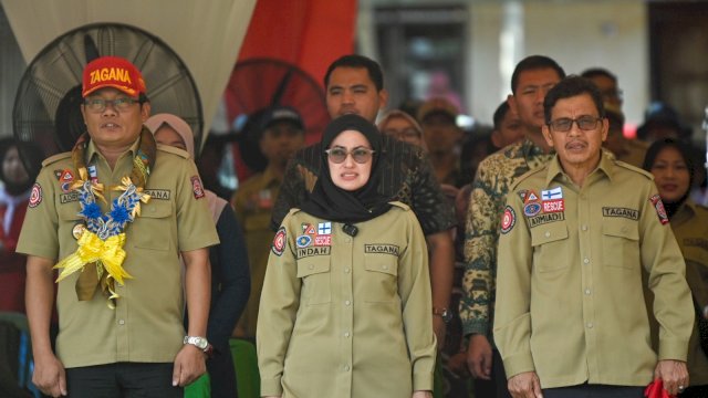 PLT Direktur Perlindungan Sosial Korban Bencana Alam (PSKBA) Adrianus Alla (kiri), Bupati Luwu Utara Indah Putri Indriani (tengah) Sekretaris Daerah Kabupaten Luwu Utara Armiadi saat menghadiri egiatan Pembentukan Kampung Siaga Bencana yang dipusatkan di Desa Maipi Kecamatan Masamba Kabupaten Luwu Utara. Kamis (22/06/2023)