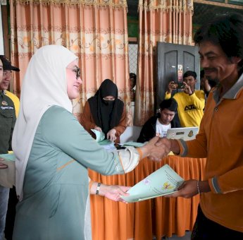 Indah Putri Indriani Serahkan Sertipikat Tanah Untuk Warga Transmigrasi UPT Buso Desa Sassa