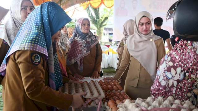 Bupati Luwu Utara Indah PutriIndriani saat meninjau Gerakan Pangan Murah. Senin (26/6/2023)